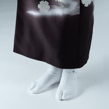 Load image into Gallery viewer, [Made-to-Order] Kineya Tabi White Fit-to-size Bunion Support Kimono Furisode
